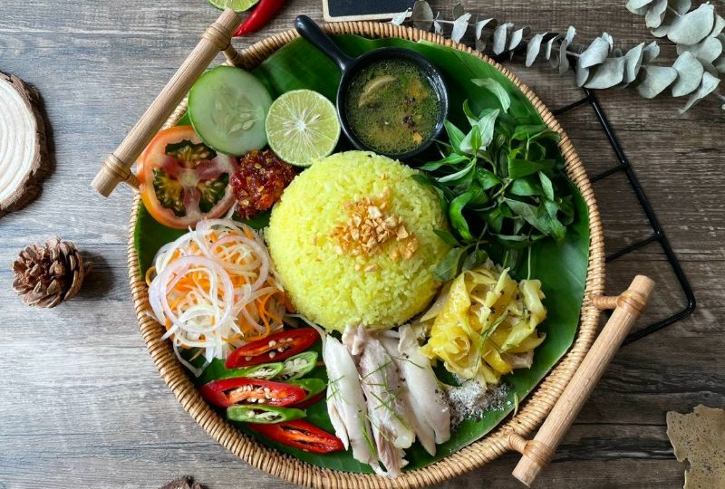 Ảnh 7: Cách trình bày cơm gà Hội An đơn giản
