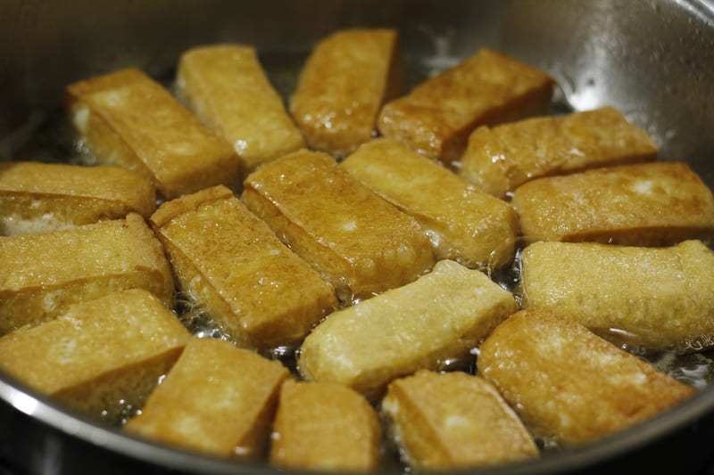 Rán đậu hũ thật vàng đều các mặt