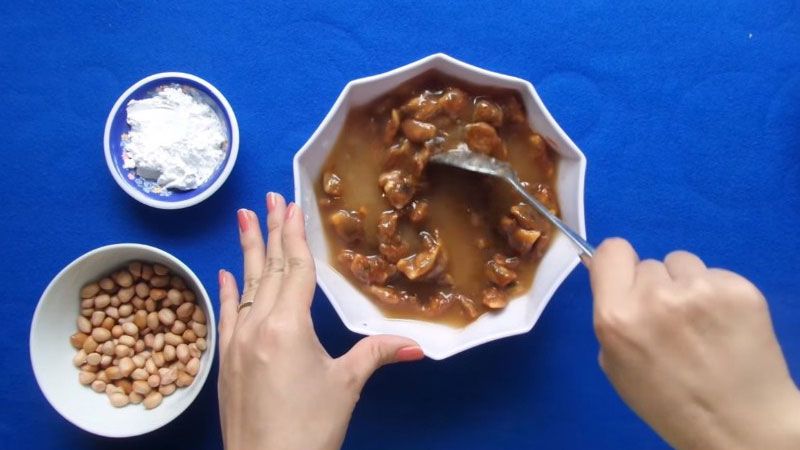 Ảnh 3: Dầm me với nước nóng để có nước cốt me