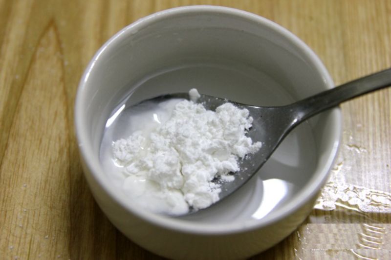 4: Pha bột năng/bột bắp với một chút nước