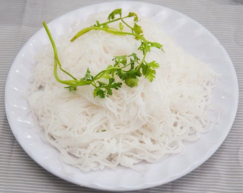 Món gà ác có thể được sử dụng kèm với bún hoặc mì tôm