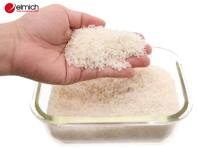 Hình 1: Đong gạo chính xác để thực hiện nấu cơm