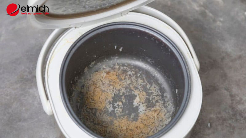 Hình 1: Thói quen sử dụng nồi cơm điện không đúng cách khiến nồi cơm bị cháy