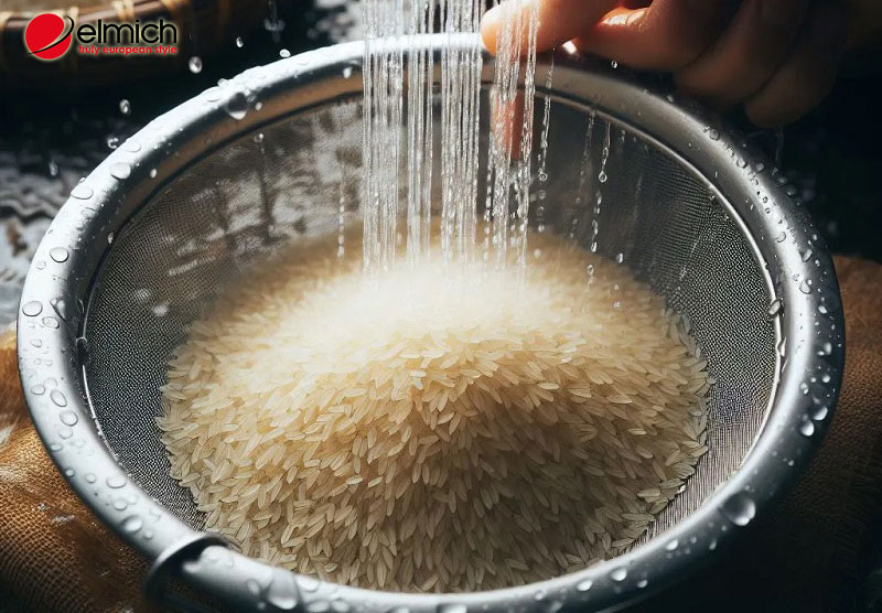 Hình 2: Vo gạo để loại bỏ bụi bẩn