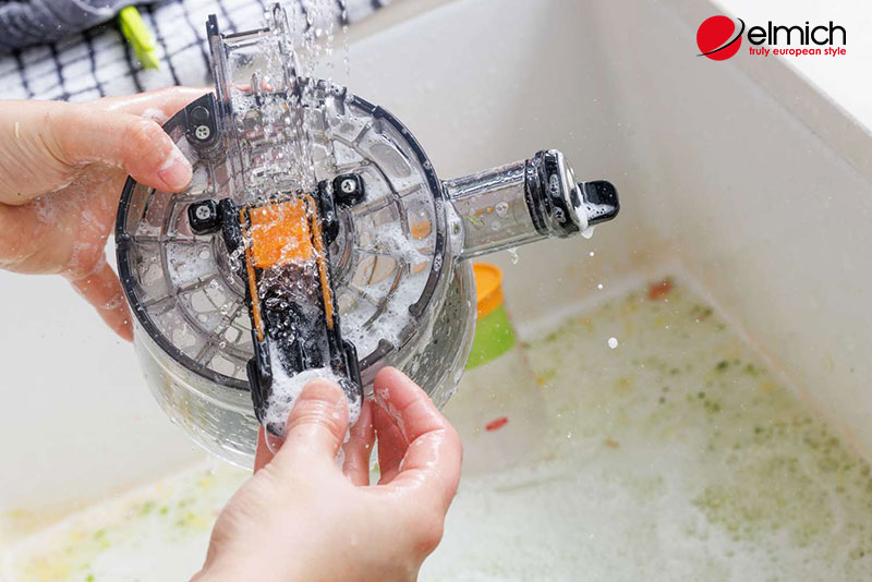 Hình 2: Làm sạch các bộ phận máy ép trước khi sử dụng