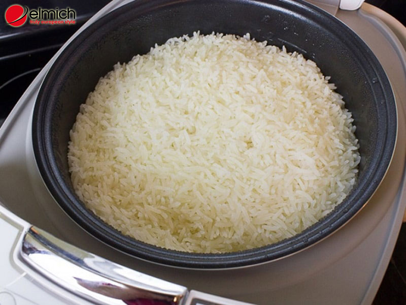 Hình 2: Tỷ lệ gạo - nước và dung tích nồi không tương thích khiến cơm phần đáy nồi bị cháy