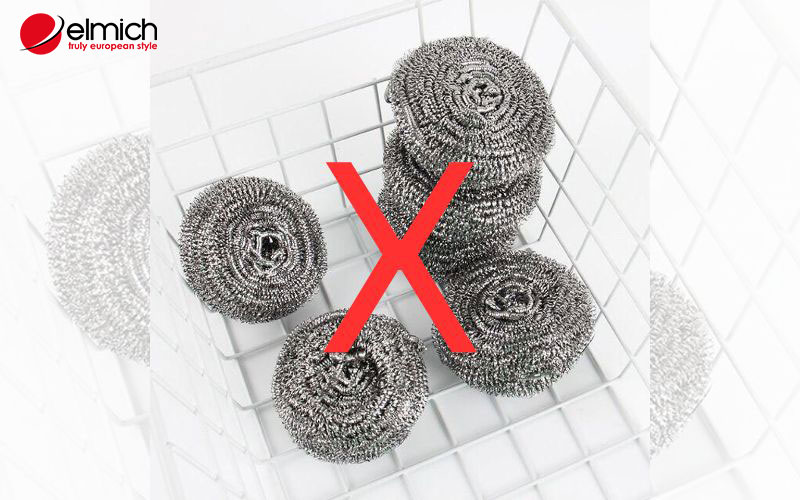 Hình 4: Không nên chà xát mạnh vào bề mặt inox 304