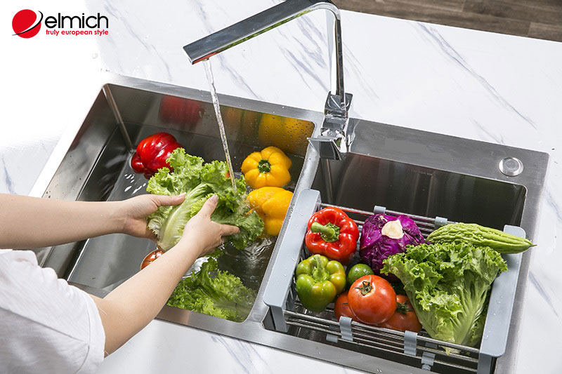 Hình 4: Rửa sạch và sơ chế các nguyên liệu