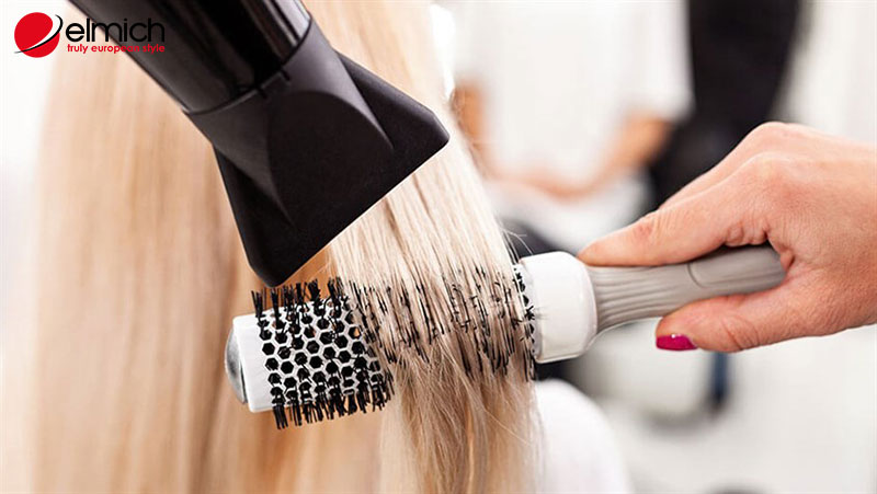 Hình 4: Dùng lược tròn để cố định lọn tóc và sấy tạo kiểu