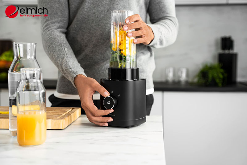 Hình 5: Chỉ nên cho nguyên liệu và nước tối đa 2/3 dung tích cối xay