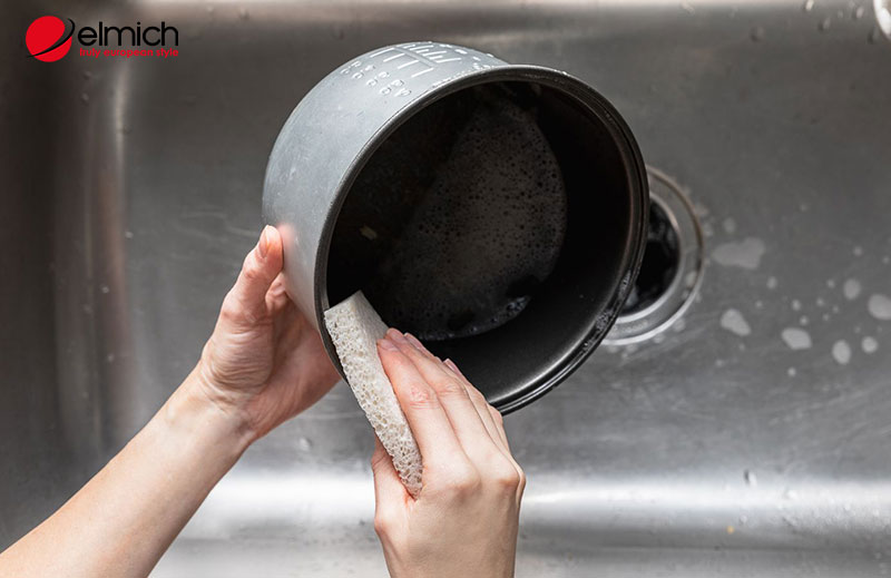 Hình 5. Vệ sinh lồng nồi nhẹ nhàng để tránh trầy xước
