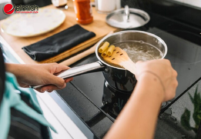 Hình 5: Không nên để thức ăn trào ra ngoài mặt bếp