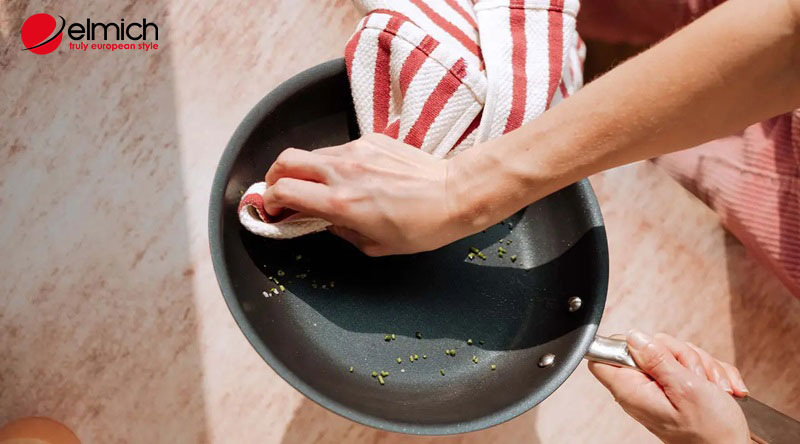 Hình 8: Đảm bảo vệ sinh chảo chống dính chính xác
