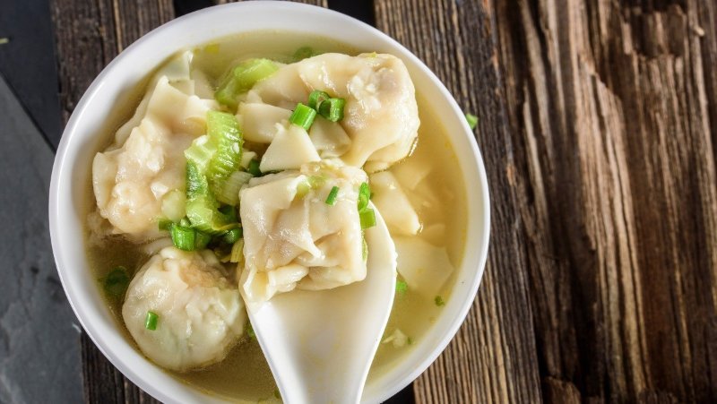 Để bảo quản vằn thắn bạn có thể cho vào ngăn đông khi nào ăn thì lấy ra chế biến