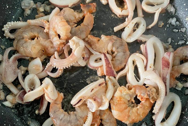 Phi hành, xào thịt bằm và tôm, mực
