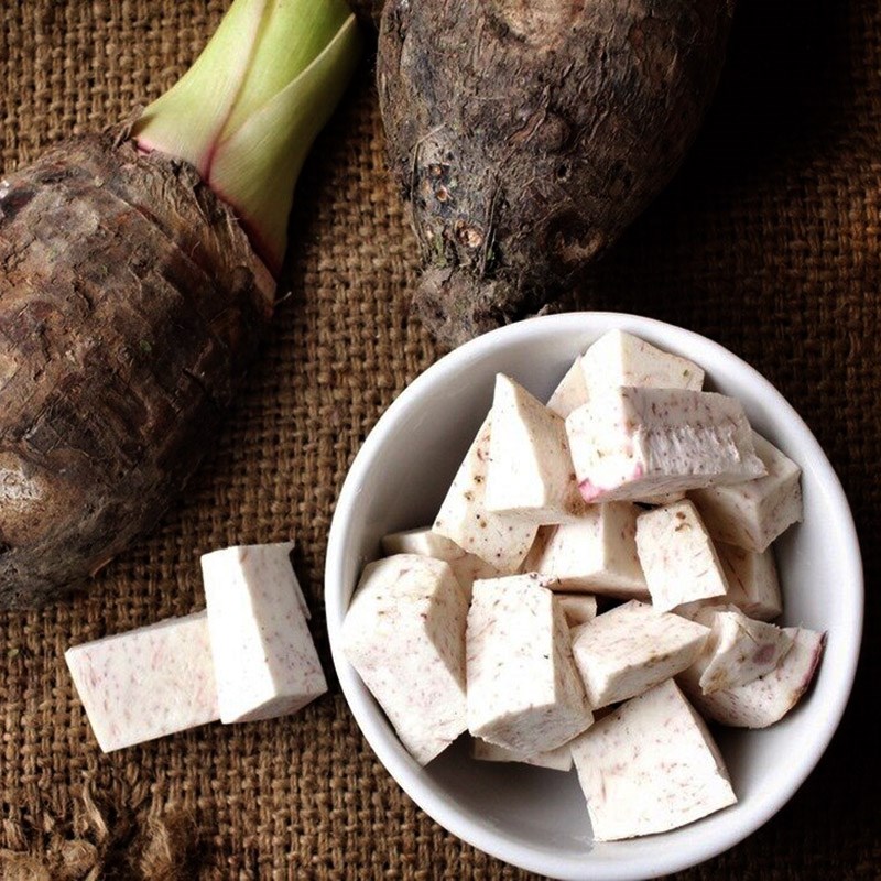 Gọt sạch khoai môn