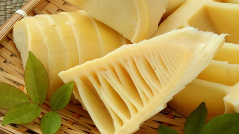 Ảnh 12: Không trực tiếp thả măng tươi vào nồi vì có thể gây độc, làm hỏng nước lẩu