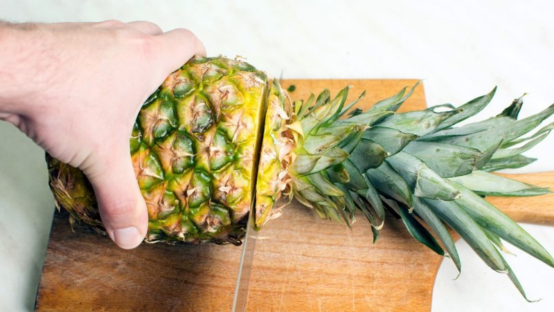 Dứa đem gọt vỏ, bỏ mắt và thái lát mỏng