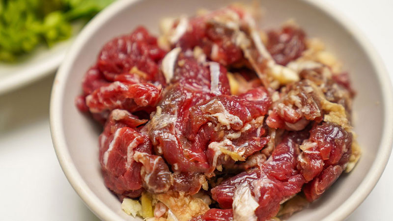 Sơ chế và ướp thịt bò