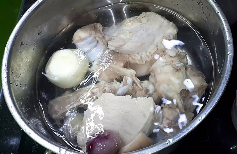 Ninh xương làm nước dùng