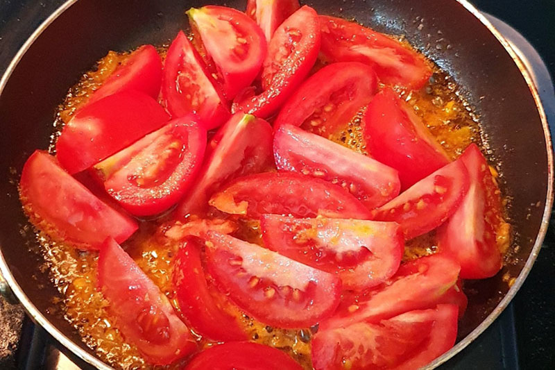 Xào gạch cua trước để nước dùng có màu đẹp