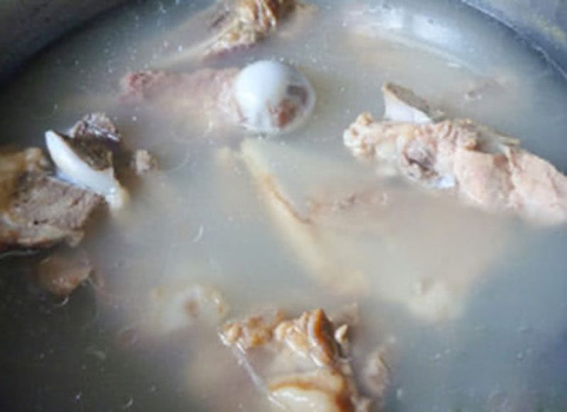 7: Khi ninh hãy liên tục hớt bọt để nước lẩu được trong nhé