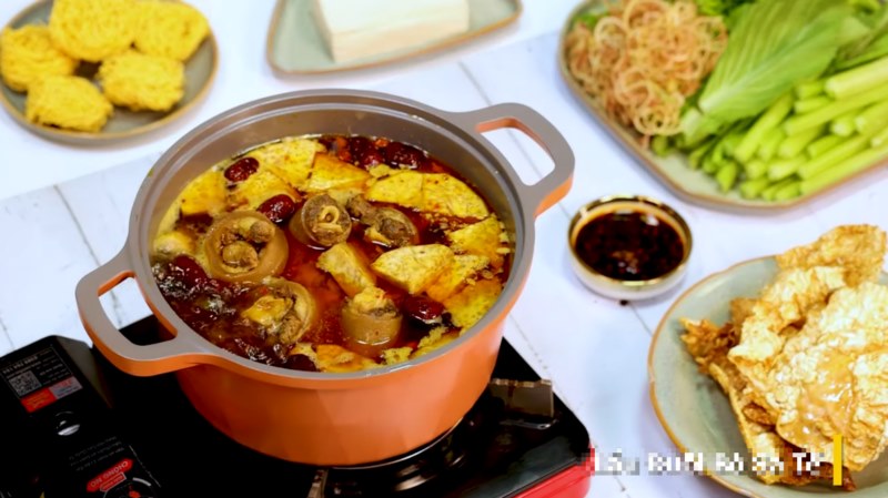 Hãy cho phần đuôi bò hầm ra một nồi lớn rồi bỏ hỗn hợp măng, nấm