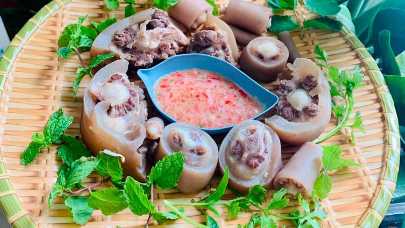 Sơ chế nguyên liệu nấu lẩu đuôi bò cực dễ