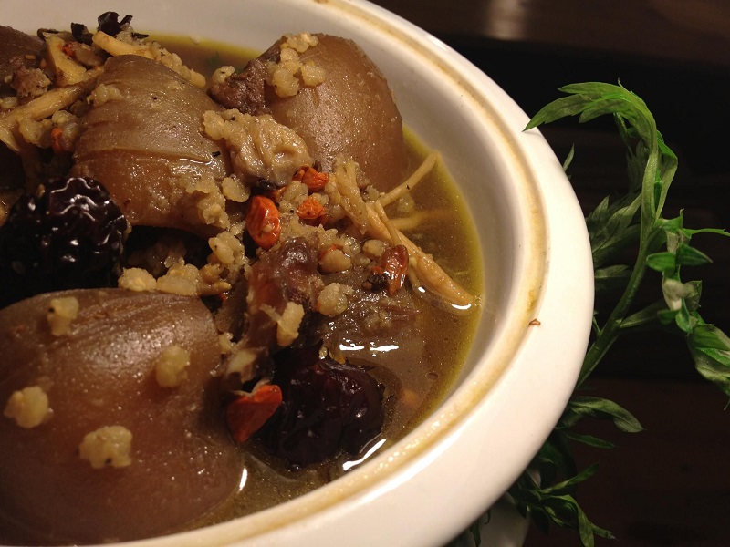 Lẩu đuôi bò thuốc bắc