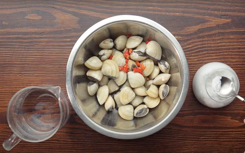 Hãy ngâm nghêu với ớt cắt lát để nghêu nhả cát thật sạch