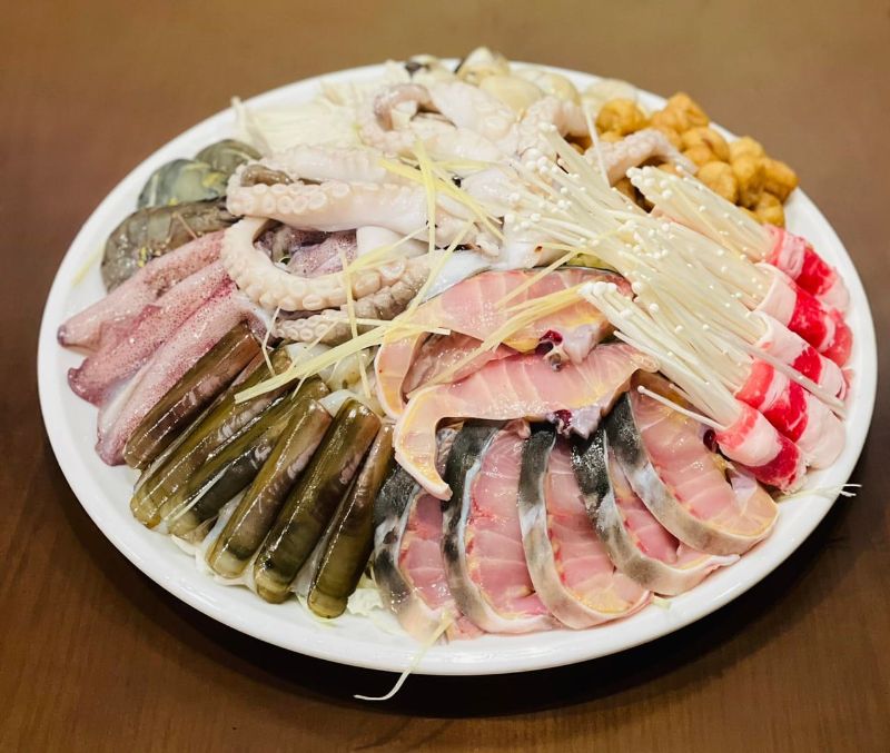 Ngoài các loại hải sản trên, bạn có thể chuẩn bị thêm những loại mình thích hoặc thịt bò cuốn nấm để ăn lẩu