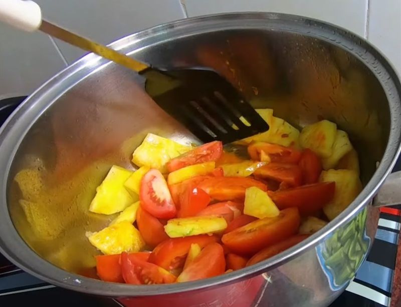 4: Xào dứa với cà chua, tỏi phi trước để làm nước dùng ngọt thơm và có màu đẹp hơn