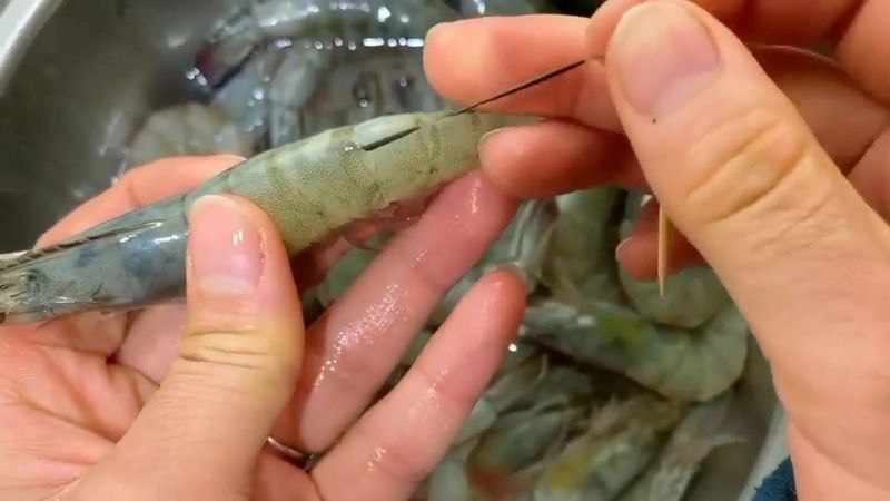 9: Tôm cần được cắt chân, loại sạch chỉ lưng. Nếu thích bạn cũng có thể bóc vỏ để khi ăn không phải bóc