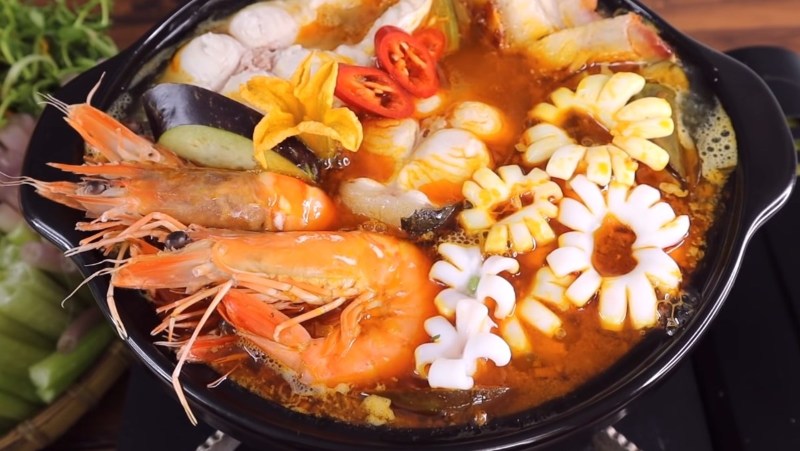 Mực tôm cần luộc qua trước khi cho vào trong nước lẩu