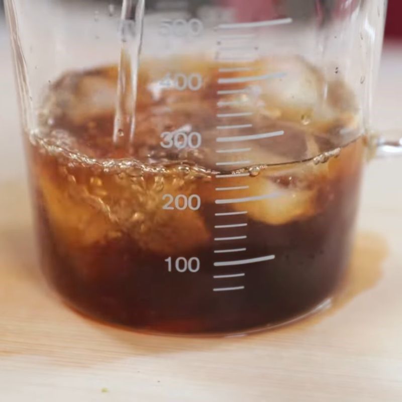 Nước sốt mì cần được pha với một chút đá lạnh