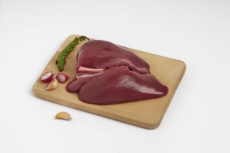 Ảnh 4: Bạn nên rửa thật sạch, loại bỏ máu trong gan heo để hết mùi tanh sau khi luộc