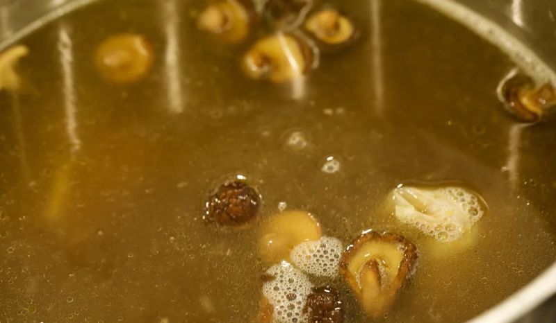 Ảnh 9: Một nồi nước mì trong veo, hấp dẫn