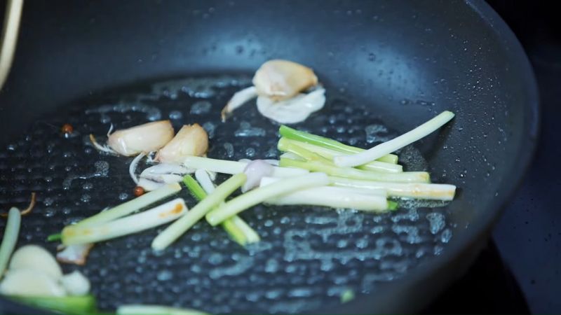 Ảnh 10: Miến bạn ngâm qua sau đó trụng với nước nóng cho miến mềm chín