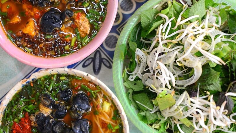 Chuẩn bị đầy đủ nguyên liệu để nấu món bún ốc