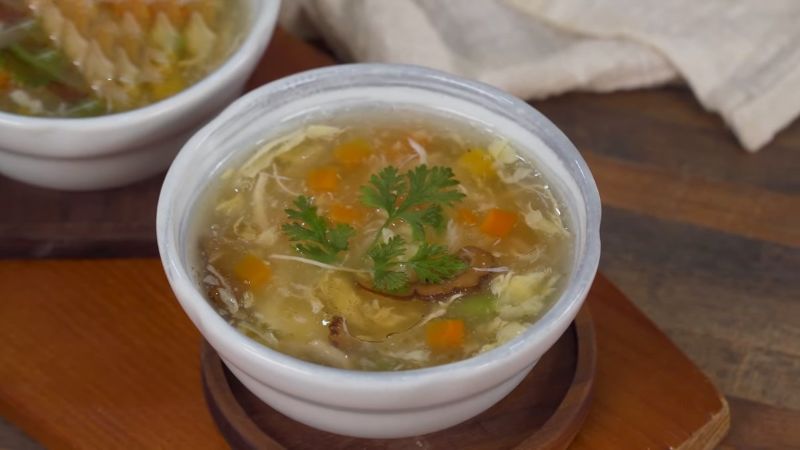 Một bát súp bào ngư, nấm đông cô đã hoàn thiện