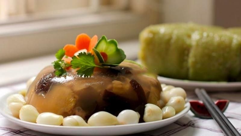 Ảnh 14: Đổ thịt đông vào bát tương tự như cách trên