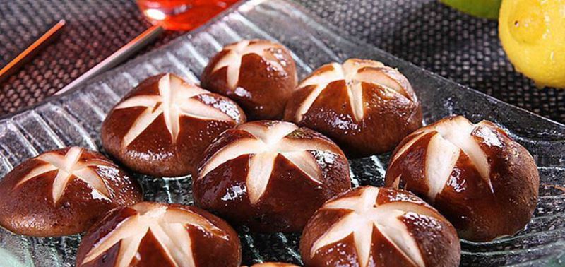 Ảnh 3: Nấm hương cắt vài đường trên mặt cho đẹp, hoặc bạn có thể thái thành lát