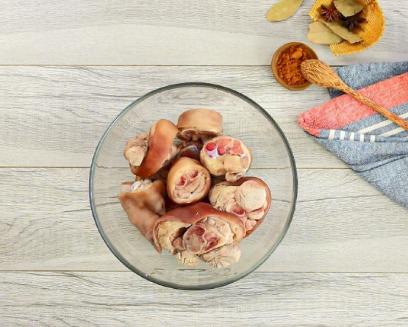 Ảnh 5: Trong bát lớn, ướp chân giò đã luộc sơ với các loại gia vị