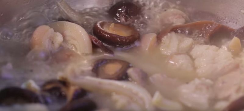 Ảnh 6: Cần liên tục vớt bọt trong suốt quá trình nấu thịt đông để nước trong, đẹp mắt hơn