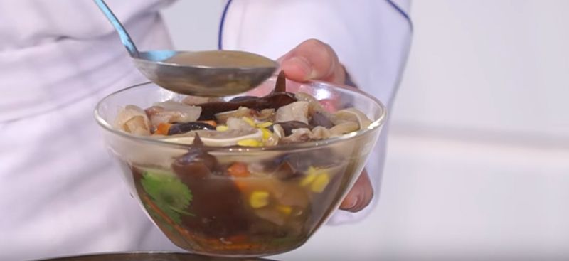 Ảnh 6: Cần liên tục vớt bọt trong suốt quá trình nấu thịt đông để nước trong, đẹp mắt hơn