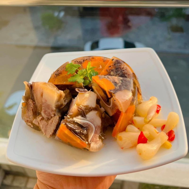 Ảnh 8: Bạn hãy cắt thịt đông thành từng miếng nhỏ vừa ăn