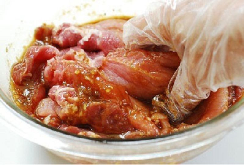 Ảnh 10: Ướp thịt với gói gia vị thịt kho