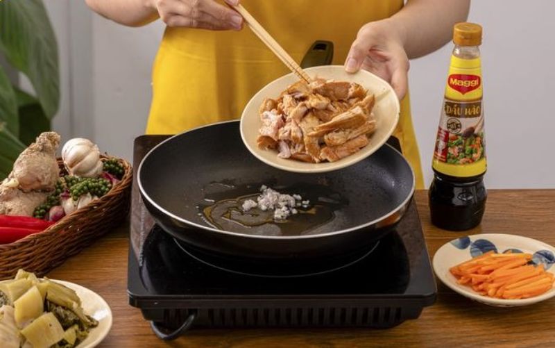 Ảnh 11: Xào thịt trước khi tiến hành kho để thịt được săn và thơm hơn