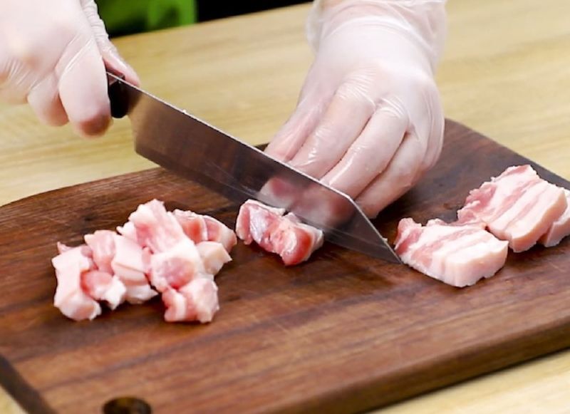 Ảnh 3: Sau khi rửa sạch, bạn cắt thịt ba chỉ thành từng khúc