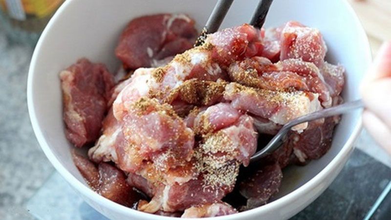 Ảnh 5: Ướp thịt đã cắt với các loại gia vị